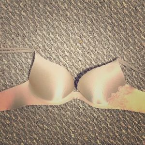 EUC Victoria’s Secret Seamless Satin Bra w/ Lace